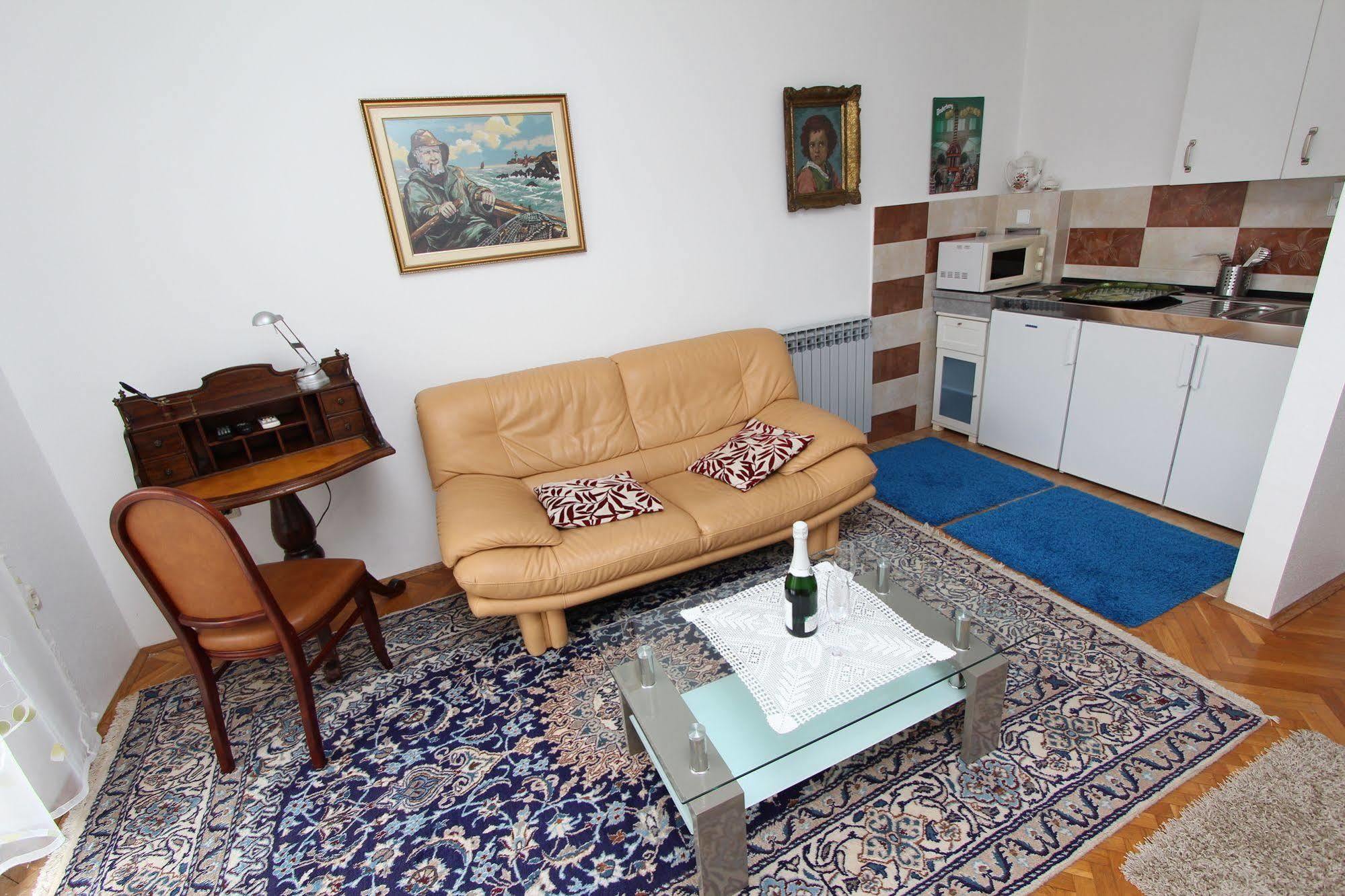 Rooms And Apartments Sally Rovinj Eksteriør bilde